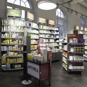 innenraum-amavita-apotheke-im-bahnhof-thun