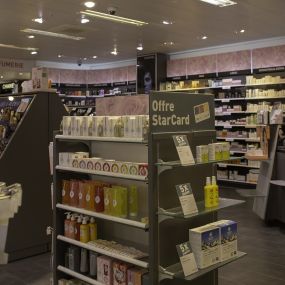 Pharmacie-Amavita-Bagnoud-intérieur