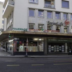 extérieur-de-la-pharmacie-amavita-place-claparède