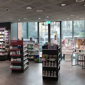 innenraum-amavita-apotheke-neumarkt-oerlikon