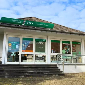 Außenansicht der DEVK Versicherungsagentur Sebastian Pfeil in Hackenheim