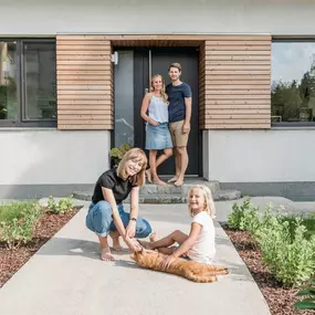 Eine Sanierung bietet viele Vorzüge: Alte Häuser erstrahlen im neuen Glanz, der Wohnkomfort steigt und vor allem spart ihr euch unnötige Heizkosten! Der Vorher-Nachher-Vergleich beweist: Es lohnt sich.
#internorm #fenster #haustüren #türen