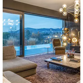 Die kalte Jahreszeit steht vor der Tür. Kürzere Tage und frühes Dämmerlicht tauchen alles in ein sanftes, atmosphärisches Licht. ????✨ Geniesst die gemütlichen Stunden! #Herbstliebe #Kuscheldecke #Lichtspiele #Gemütlichkeit #Dämmerschönheit #RelaxTime #Internorm #Fenster #Haustüren #Türen