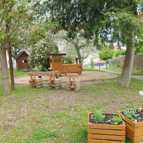 In den Hochbeeten an der Schäfchenwiese können unsere Kinder das Wachsen der Pflanzen begleiten.