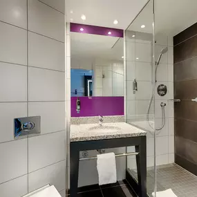 Premier Inn Berlin Alexanderplatz hotel  bathroom