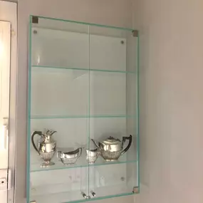 Ganzglas Wandvitrine