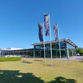 Austellungshalle Hyundai und Mercedes-Benz