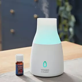 Der stylische Ultrasonic Aroma Diffusor erzeugt durch Ultraschalltechnologie einen feinen Duftnebel. Für zusätzliches Flair leuchtet der Diffuser in zehn verfügbaren Farben.