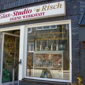 Glas-Studio Risch Oberhof, Glas- & Porzellanmalerei, Ausstellung & Verkauf,  Souvenirs aus Thüringen, Original Kunsthandwerk in Oberhof Thüringer Wald, Produkte aus Handwerkskunst, eigene Herstellung und Werkstatt im Thüringer Handwerksbetrieb, Außenansicht Geschäft Oberhof in kurzer Entfernung von Erfurt, Weimar, Jena, Eisenach, Gotha zu erreichen. Anita Risch, Familie Risch, Glas Studio Risch Oberhof und Zella-Mehlis, Thüringer Wald