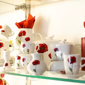 Porzellan Service Mohnblume, Mohndesign in rot-weiß, Handmalerei auf Porzellan Tassen, Teller, Untertassen, Butterdose, Milchkännchen, Kaffee-Service- Frühstücksset im Glas-Studio Risch Oberhof Thüringen, Glas- & Porzellanmalerei, Ausstellung & Verkauf,  Souvenirs aus Thüringen, Original Kunsthandwerk in Oberhof Thüringer Wald, Produkte aus Handwerkskunst, eigene Herstellung und Werkstatt im Thüringer Handwerksbetrieb, Geschäft Oberhof weniger als eine Stunde entfernt von Erfurt, Eisenach, Gotha