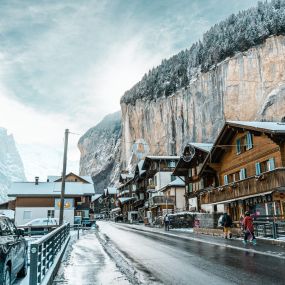 Verschneites Dorf Lauterbrunnen, im Hintergrund der Staubbachfall.