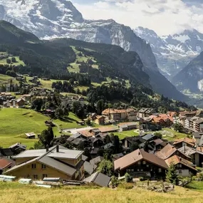 Aussicht über das Dorf Wengen, im Hintergrund sieht man das Lauterbrunnen Tal