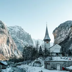 Die Kirche im Dorf Lauterbrunnen im Winter. Im Hintergrund der Staubbachfall.