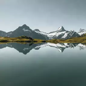 Der Bachalpsee spiegelt das Wetter- und Schreckhorn im klaren Wasser. Die mächtigen Berge bieten eine wunderschöne Aussicht.