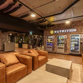 Lounge Area mit Gold's Gym Nutrition Automat