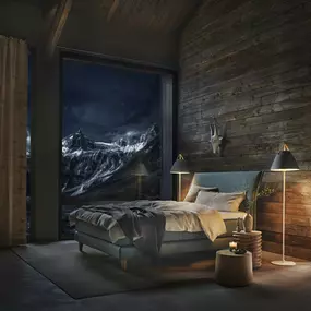 Elegantes Boxspringbett für Liebhaber klassischen Designs. Edel geschwungenes, weich gepolstertes Kopfteil zum Anlehnen. Einziges Boxspringbett mit metallfreien Federelementen. Modernster BICO-Matratzenkomfort erstmals integriert in ein Boxspringbett.