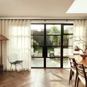 Vorhang-Systeme erfüllen mehrere Funktionen. Sie bestimmen nicht nur das Design und den Stil der Inneneinrichtung, sondern dienen auch zur Licht- und Wärmesteuerung. Vorhang-Systeme müssen daher sowohl ästhetisch abgerundet als auch technisch ausgerei