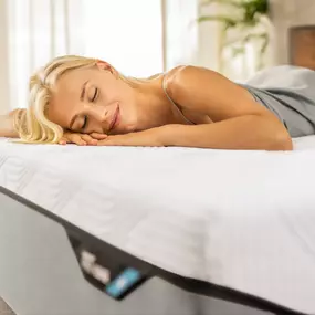 Hochwertige TEMPUR® Matratzen: Für einen erholsamen Schlaf
Ob Bauchschläfer, Seitenschläfer oder Rückenschläfer: In jeder TEMPUR® Matratze steckt ein einzigartiges Material, welches ursprünglich Ende der 60er Jahre für die NASA® entwickelt .