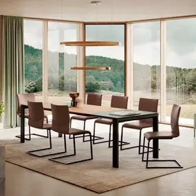 Zeitlos. Vielseitig. MALEO.
Ehrlich und charakterstark – MALEO verkörpert zeitloses Design in seiner reinsten Form. Sein zurückhaltender Stil macht ihn zum idealen Begleiter für jede Tischrunde und jedes Interieur. Ob in der Wohnküche, im Büro oder