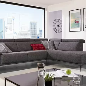 Das magicSOFA Moon begeistert mit seiner modernen Formensprache und flexiblen Anpassungsmöglichkeiten. Die höhenverstellbare Kopfteilverstellung ermöglicht Ihnen, jederzeit die richtige Haltung zu finden, während die Wahl zwischen Komfort- und Softsit