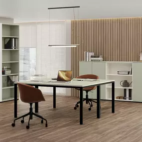 Ein Schreibtisch ist mehr als nur eine Arbeitsfläche. Er ist der zentrale Ort, an dem Ideen entstehen, Projekte entwickelt werden und der Alltag organisiert wird. Ob im Heimbüro oder in einem professionellen Arbeitsumfeld – ein Schreibtisch aus Schwei