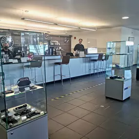 Herzlich willkommen am Teile und Zubehör Counter im Nutzfahrzeugzentrum Mercedes-Benz Frankfurt