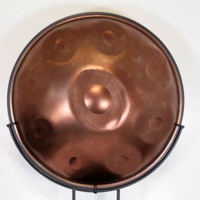 Sowohl mit ihrem Aussehen als auch mit ihrer klanglichen Qualitäten erobert die Mystical Handpan die Herzen auf der ganzen Welt. Die tiefe Resonanz, das weiche Timbre und das ausgewogene Sustain sorgen beim Spielen für eine wohlige Veränderung der Stimmung.

Du kannst die Mystical Handpan im Handpan Showroom Aschaffenburg ausprobieren und kaufen oder bei www.Handpan.World online bestellen.