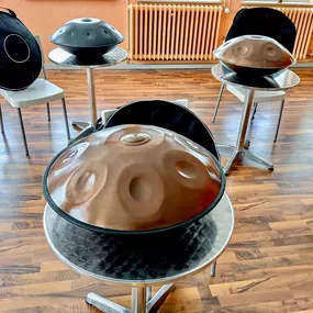 Du möchtest Handpan spielen lernen und brauchst Unterstützung und Impulse? Wir bieten Handpanunterricht in Form von Einzelstunden aber auch Handpan Kurse und Workshops in Gruppen an. Bei Interesse kontaktiere uns bitte.