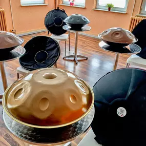 Du weißt nicht, worauf du bei der Anschaffung einer Handpan achten solltest? Kein Problem, wir helfen dir gerne mit unserer Expertise weiter und nehmen uns Zeit, die optimal zu dir passende Handpan zu finden.