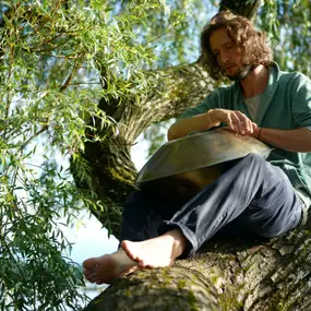 Der Handpan.Store ist das Herzstück unseres Netzwerkes - hier präsentieren wir alle möglichen Handpans unserer Hersteller. In knapp fünfzehn Städten bieten unsere lokalen Vertreter Probespielen und Beratung für alle Handpansuchenden an. Unser Anspruch ist es, die Anschaffung einer Handpan für Interessierte so angenehm und vielversprechend wie möglich zu gestalten.

Du kannst unsere Handpan Vielfalt im Handpan Showroom Leipzig ausprobieren und kaufen oder bei www.Handpan.World online bestellen.