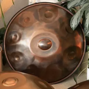 Mit kraftvollem und tiefen Klang stehen die Magical Handpans für Sinnlichkeit. Sie implizieren in ihrer Form und ihren feinen Schwingungen symbolisch das Feminine. Ihr magisches Klangfeld zeichnet sich durch sehr stabile Töne aus.

Du kannst die Magical Handpan im Handpan Showroom Leipzig ausprobieren und kaufen oder bei www.Handpan.World online bestellen.