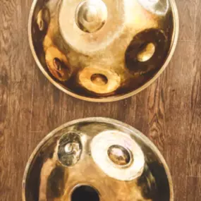 Die Extended Scales Handpans besitzen zusätzlichen Tonfeldern auf der Unterseite der Handpan -  sogenannten Bottomnotes.  Zu diesen gehören Handpans ab 12 und bis zu 24 Tonfeldern.
Diese Instrumente ermöglichen eine größere Variabilität in der Spielweise und ein größeres Spektrum zum Komponieren. Durch die erweiterte Anzahl an Tonfeldern entstehen weitere Tonfolgen (Scales/Stimmungen), als die vorgegebene Stimmung.

Du kannst die Extended Scales Handpan im Leipzig (Geschlossen) ausprobieren und 
