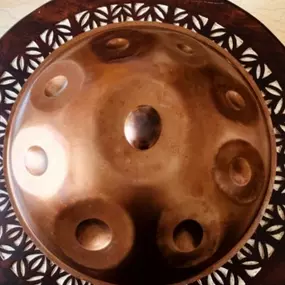 Die Svaraa Handpan erzeugt einen unglaublichen Reichtum an Obertönen und lässt das gesamte Instrument singen.
Erfahre innere Ruhe und Gelassenheit mit der melodiösen und faszinierenden Svaraa Handpan. Dieses wunderbare Instrument, welches von Fachleuten hergestellt und entwickelt wird, besitzt eine hohe Resonanz, die es schafft, Musik zum Leben zu erwecken.
 
Du kannst die Svaraa Handpan im Leipzig (Geschlossen) ausprobieren und kaufen oder bei www.Handpan.World online bestellen.
