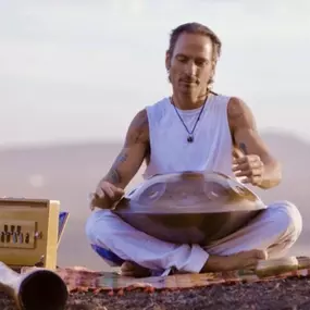 Die NamiPan Handpan erzeugt einen sauberen und geheimnisvollen Klang mit wellenförmiger Resonanz, welcher Stress und Sorgen lindern kann. 
Diese besonderen Musikinstrumente werden auf den Klippen einer Insel im atlantischen Ozean gefertigt. Das Meer gibt dem Klangkünstler Daniele, täglich neue Inspiration, die er beim Bauen der Handpans einfließen lässt.

Du kannst die NamiPan Handpan im Leipzig (Geschlossen) ausprobieren und kaufen oder bei www.Handpan.World online bestellen.