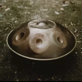 Die Spirit Wave Handpans eignen sich auf Grund des sehr klaren und feinen Klangs gut für Studio-Aufnahmen. Aus gutem Grund werden sie deswegen auch besonders gerne zur Begleitung von Meditation, Yoga und Klangreisen verwendet. Die Klänge öffnen einen Raum des inneren Erlebens, der Achtsamkeit und des sinnlichen Spürens.

Du kannst die Spirit Wave Handpan im Leipzig (Geschlossen) ausprobieren und kaufen oder bei www.Handpan.World online bestellen.