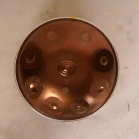 Du bist vom mystischen Klang der Handpan fasziniert und möchtest Dir Deine erste Handpan kaufen? Dann tauche ein in die Natur der Musik mit der Kita Pantam. Dieses Instrument ist eine reine Mischung aus zeitgemäßer Resonanz und präziser tonaler Balance und gehört mit zu den melodischsten Instrumenten die wir anbieten.

Du kannst die Kita Pantam im Leipzig (Geschlossen) ausprobieren und kaufen oder bei www.Handpan.World online bestellen.