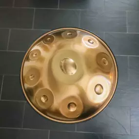 Mit kraftvollem und tiefen Klang stehen die Magical Handpans für Sinnlichkeit. Sie implizieren in ihrer Form und ihren feinen Schwingungen symbolisch das Feminine. Ihr magisches Klangfeld zeichnet sich durch sehr stabile Töne aus.

Du kannst die Magical Handpan im Leipzig (Geschlossen) ausprobieren und kaufen oder bei www.Handpan.World online bestellen.