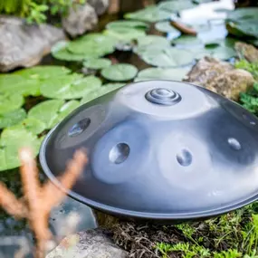 Unsere Vertreter nehmen sich die Zeit, Dich in die Welt der Handpans einzuführen, Dir die Möglichkeiten und Unterschiede näher zu bringen und auf Deine Fragen und Vorlieben einzugehen. Mit ihrer Unterstützung findest Du garantiert eine zu Dir passende Handpan. Bitte vereinbare im Vorfeld einen Termin.

Du kannst unsere Handpan Vielfalt im Leipzig (Geschlossen) ausprobieren und kaufen oder bei www.Handpan.World online bestellen.