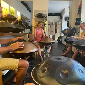 Du möchtest Handpan spielen lernen und brauchst Unterstützung und Impulse? Wir bieten Handpanunterricht in Form von Einzelstunden aber auch Handpan Kurse und Workshops in Gruppen an. Bei Interesse kontaktiere uns bitte.

Du kannst dich zu Handpan Workshops & Unterrricht im Leipzig (Geschlossen) beraten lassen.