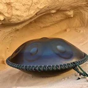 Auf Klippen, mitten im Atlantik werden diese Handpans, in einer Karawanenwerkstatt geboren – geformt im Rythmus der Wellen des Ozeans, deren Kraft und Geist sich mit in den Klang einweben. So entsteht ein sauberer und mysteriöser Klang, dessen wellenartige Schwingung das vegitative System in harmonischen Einklang bringt. In den NamiPan Handpans steckt Freiheit, Wildheit und die pure Kraft der Natur.

Du kannst die Nami Handpan im Leipzig (Geschlossen) ausprobieren und kaufen oder bei www.Handpan