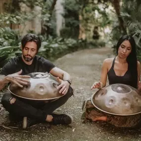 Die Spirit Wave Handpans stehen für ein besonders warmes Klangerlebnis. Deren sanften Töne, gewürzt mit einer vollmundigen Klangfarbe, gehen bis unter die Haut in jede Zelle. Der lang anhaltende und zugleich gut ausbalancierte Nachklang, auch bekannt als Sustain, sorgt für einen sphärischen Klangteppich - und das sowohl bei langsamerem als auch schnellerem Spielstil. Der volle, raumhaltende Klang schafft eine beruhigende, warme Atmosphäre.

Du kannst die Spirit Wave Handpan im Leipzig (Geschloss