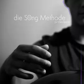 In diesem Buch findest du auf 100 Seiten 10 notierte Stücke für Handpans.
Jedes Thema ist erklärt und in einem längeren Stück verarbeitet. Es beginnt rudimentär und ist für Anfänger, wie auch Fortgeschrittene gut geeignet. Es gibt verweisende Links zu Klangbeispielen, Play-along Tracks und Videos.

Du kannst dieses Buch im Leipzig (Geschlossen) kaufen oder bei www.Handpan.World online bestellen.