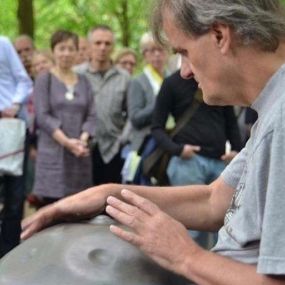 Du weißt nicht, worauf Du bei der Anschaffung einer Handpan achten solltest? Kein Problem, wir helfen Dir gerne mit unserer Expertise weiter und nehmen uns Zeit, die optimal zu Dir passende Handpan zu finden.