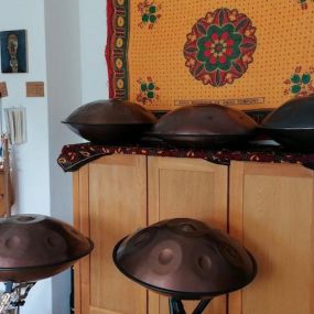 Du bist auf der Suche nach einer passenden Handpan? Im Handpan-Showroom Bielefeld bieten wir Dir eine abwechslungsreiche Auswahl der unterschiedlichsten Instrumente von verschiedenen Herstellern zum ausprobieren und kaufen an.