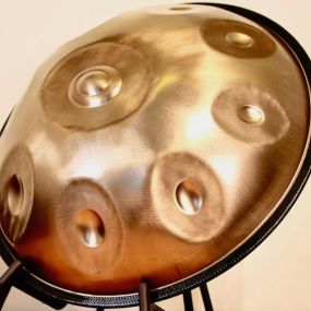 Unsere Vertreter nehmen sich die Zeit, Dich in die Welt der Handpans einzuführen, Dir die Möglichkeiten und Unterschiede näher zu bringen und auf Deine Fragen und Vorlieben einzugehen. Mit ihrer Unterstützung findest Du garantiert eine zu Dir passende Handpan. Bitte vereinbare im Vorfeld einen Termin.

Du kannst unsere Handpan Vielfalt im Handpan Showroom Bielefeld ausprobieren und kaufen oder bei www.Handpan.World online bestellen.