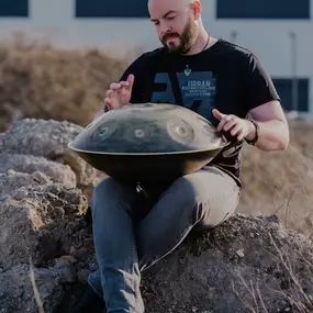 In meinem gemütlichen Showroom könnt ihr in entspannter Atmosphäre die verschiedenen Handpans testen und kennenlernen. Hier habe ich auch mein kleines Musikstudio eingerichtet und gehe generell meiner Leidenschaft als Multiinstrumentalist nach.
Kommt gerne nach Absprache vorbei und ich stehe euch mit Rat und Tat zur Seite, wenn es um die wundervolle Welt der Musik und vor allem der Handpan geht.