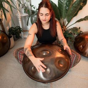 Mit kraftvollem und tiefen Klang stehen die Magical Handpans für Sinnlichkeit. Sie implizieren in ihrer Form und ihren feinen Schwingungen symbolisch das Feminine. Ihr magisches Klangfeld zeichnet sich durch sehr stabile Töne aus.

Du kannst die Magical Handpan im Handpan Showroom Düsseldorf ausprobieren und kaufen oder bei www.Handpan.World online bestellen.