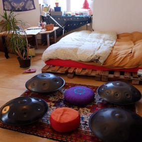 Du bist auf der Suche nach einer passenden Handpan? Im Handpan-Showroom Freiburg bieten wir Dir eine abwechslungsreiche Auswahl der unterschiedlichsten Instrumente von verschiedenen Herstellern zum ausprobieren und kaufen an.