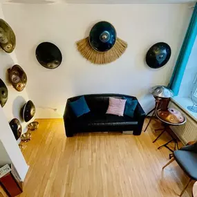 Du bist auf der Suche nach einer passenden Handpan? Im Handpan-Showroom Lüneburg bieten wir Dir eine abwechslungsreiche Auswahl der unterschiedlichsten Instrumente von verschiedenen Herstellern zum ausprobieren und kaufen an.