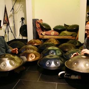 Du möchtest Handpan spielen lernen und brauchst Unterstützung und Impulse? Wir bieten Handpanunterricht in Form von Einzelstunden aber auch Handpan Kurse und Workshops in Gruppen an. Bei Interesse kontaktiere uns bitte.